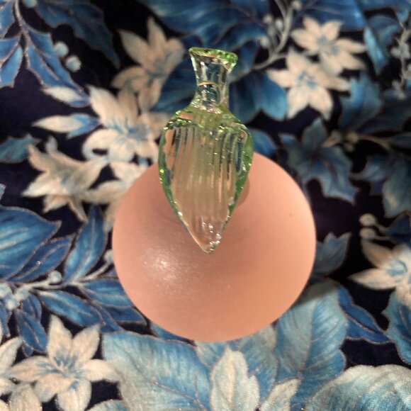 Vintage Frosted Art Glass Apple with leaf Paperweight By Crowning Touch - Picture 2 of 5